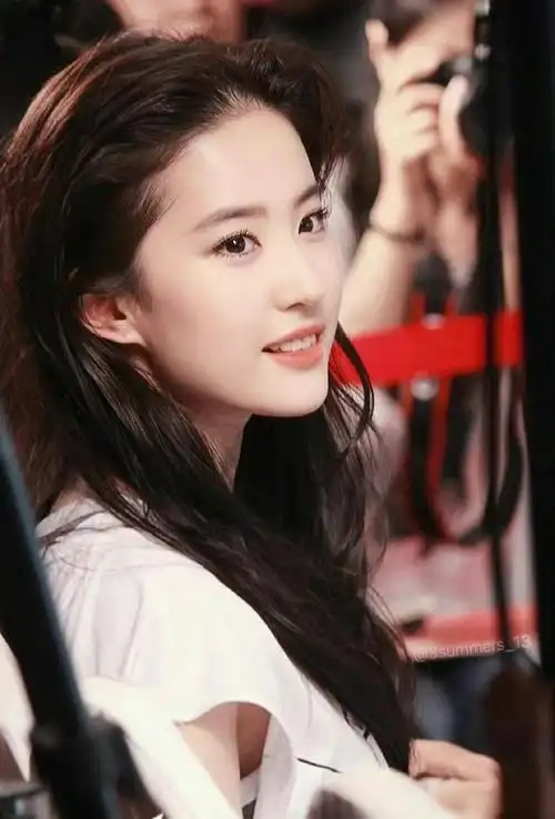 最近忽然兴起了一波刘亦菲头像热,尤其是一张刘亦菲手捧鲜花的照片,换