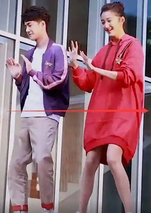 关晓彤身高172,王一博身高180,镜头扫到两人双腿:谁在说谎?