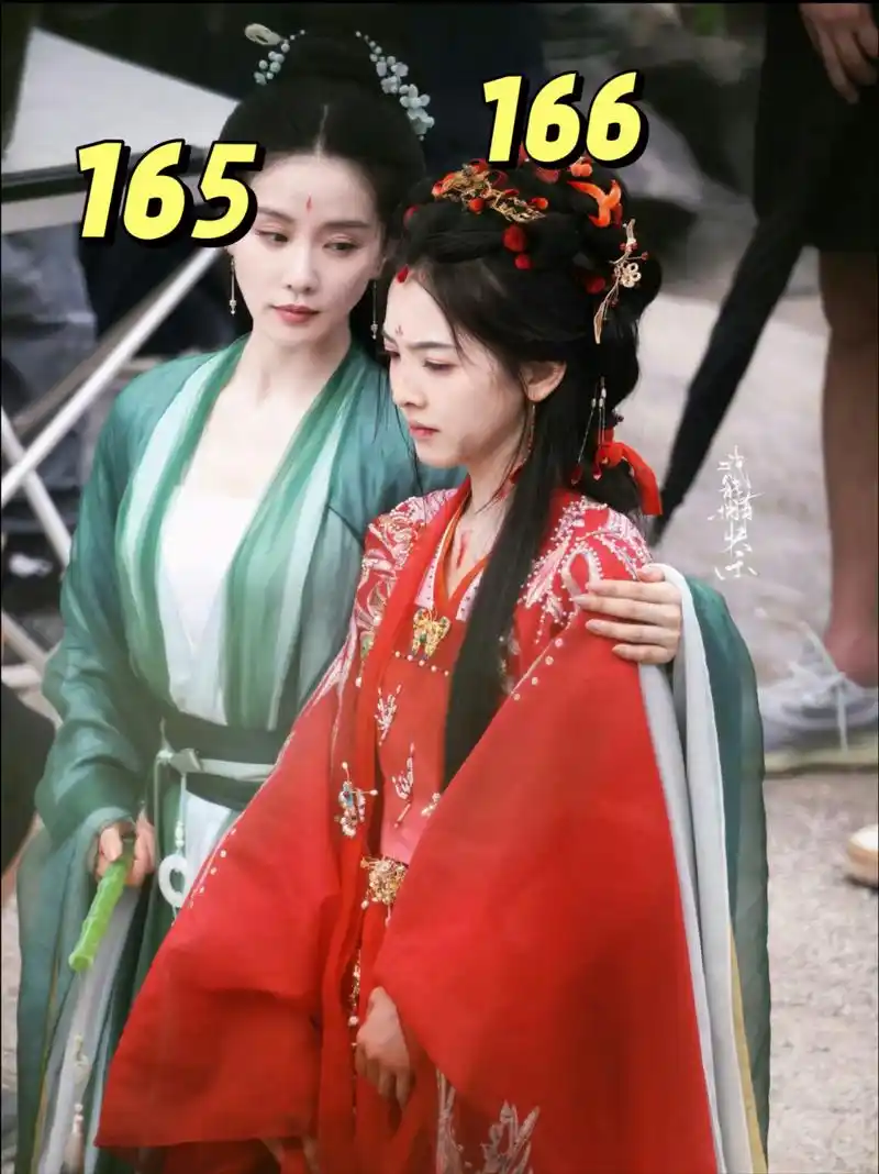 又有明星谎报身高,刘诗诗和章若楠同框,官方身高165的比166的还高  不