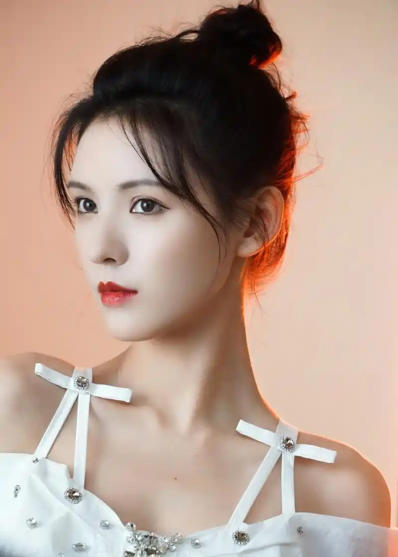 张予曦:花容月貌,俏丽动人