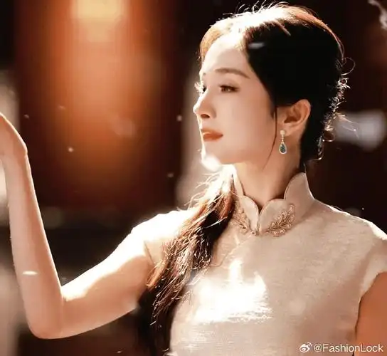 杨幂珠光白旗袍