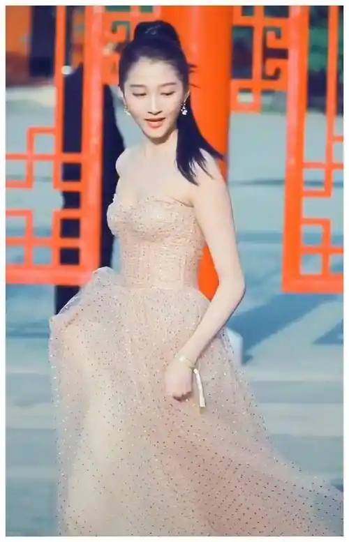 原创关晓彤离开精修手臂肩膀壮得像110斤同框钟楚曦差距很大