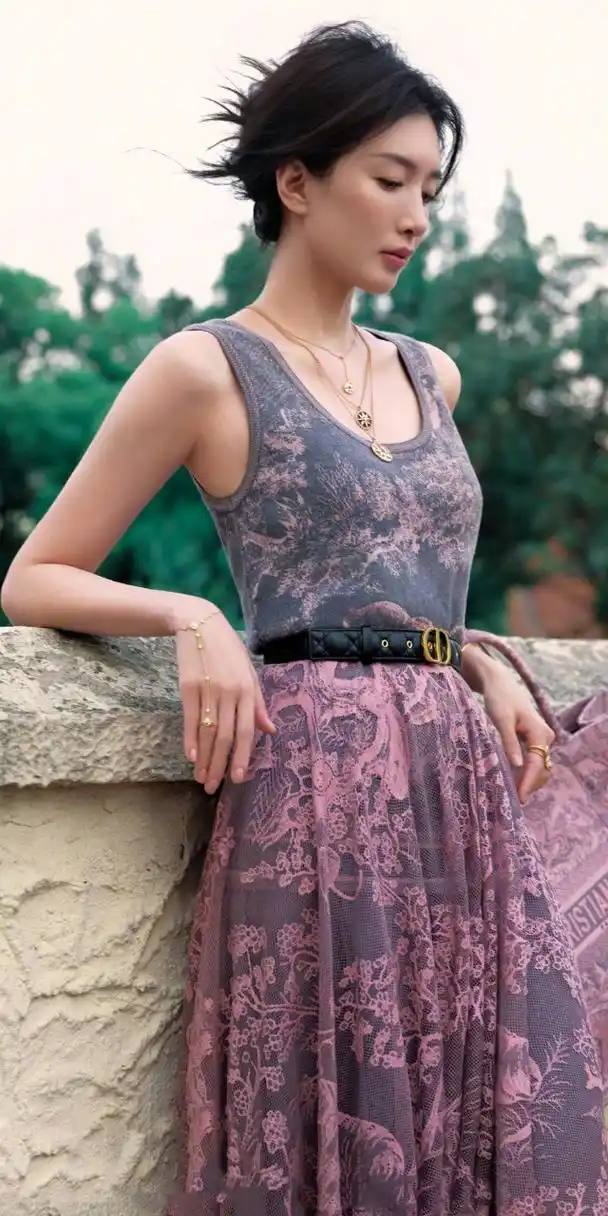 江疏影抹胸吊带, 熏风扶槛染花香,人间海棠照红妆