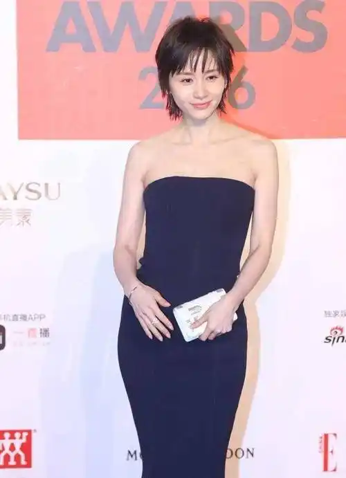 王子文气质不是吹的,穿黑色抹胸鱼尾裙亮相,5美同台气场最强大_身材