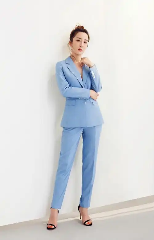 李依晓魅力西装造型曝光简单干练气质优雅