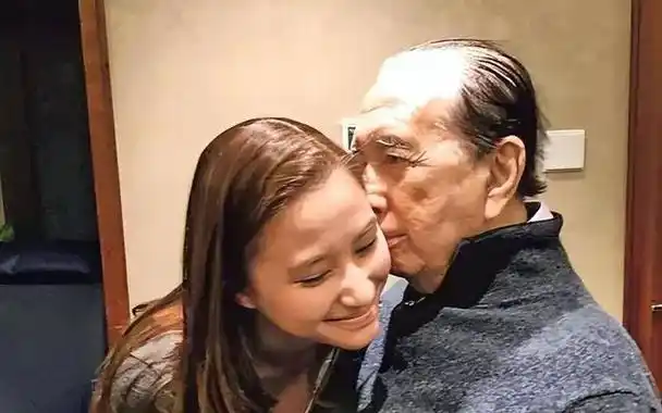 何超莲分享婚礼幕后故事 感性提及已故赌王父亲