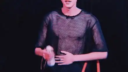 蔡徐坤胸肌上热搜,但和他在偶像练习生里的两位导师比起来就弱了