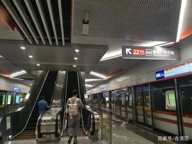 在番禺广场站,可以换乘地铁18号线和地铁3号线,其中,其站台设计与地铁