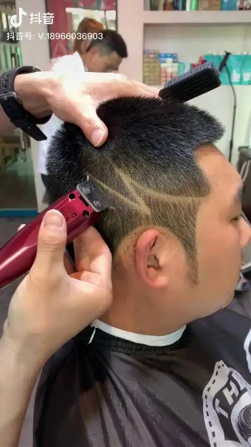 一个普通的寸头加上雕刻就变得灵动了雕刻