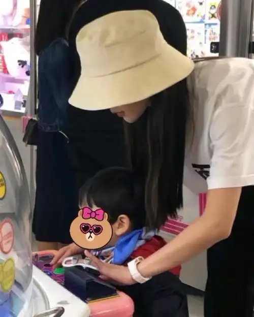 黄晓明angelababy带娃去迪士尼##angelababy