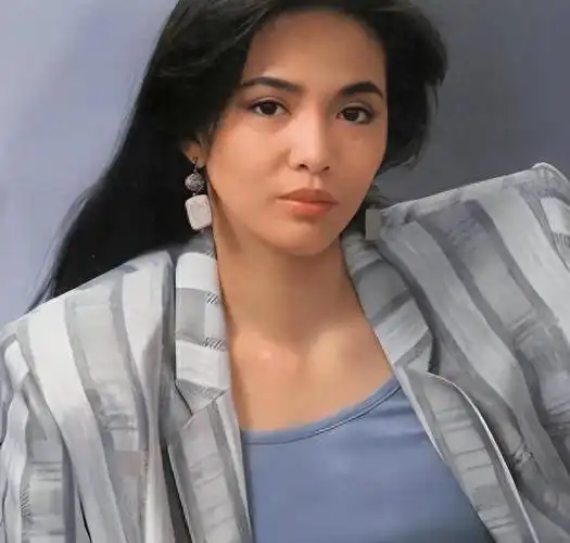 郑裕玲:娱乐界的霸气女神,演艺事业与爱情之间的拼搏与坚守