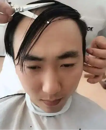 小伙发际线突破"天际",剪完年轻十岁,结果看"懵"众人