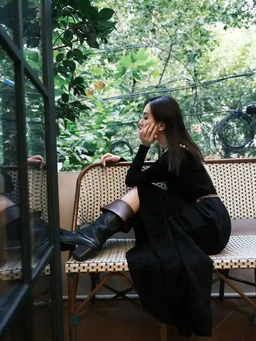 原创气质女神刘诗诗身穿黑色连衣裙配高筒靴时尚指数爆棚