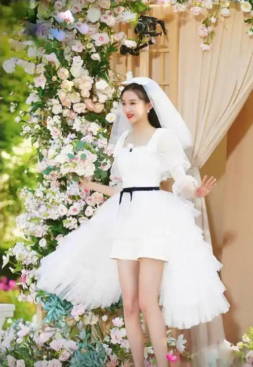 原创关晓彤婚纱造型甜美又梦幻一双大长腿完胜杨颖