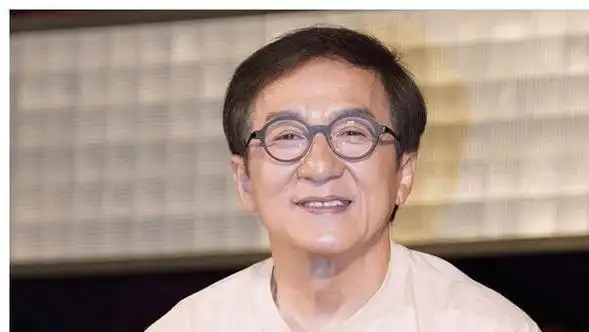 成龙大哥:岁月留下的痕迹 成龙大哥已步入高龄,每一次亮相都牵动着