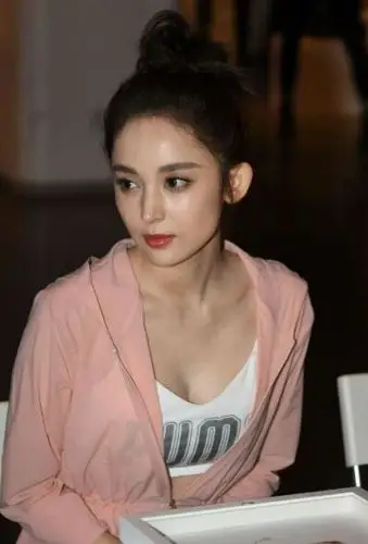 古力娜扎粉嫩现身品牌活动身着运动背心小秀性感