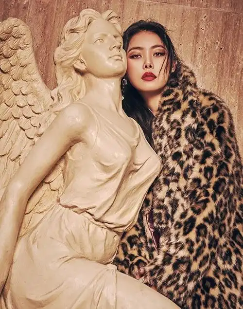 近日,韩国歌手cheetah拍摄了一组时尚写真,展现了她特有的强大气场和