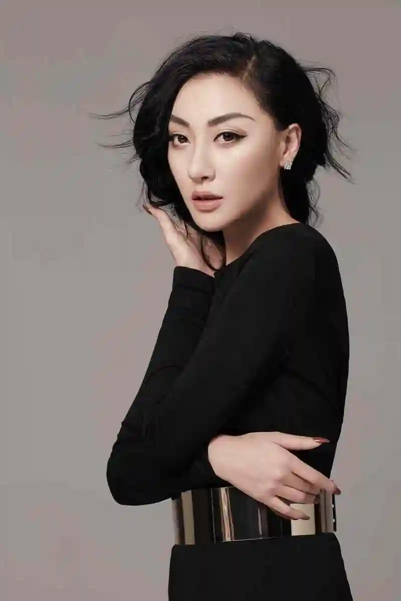 《猎毒人》情感主题曲虐心上线 王金金深情演绎走不进的《不同世界》