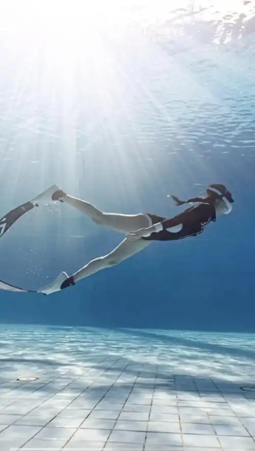 美人鱼水中游#freensarocha #潜水 - 抖音