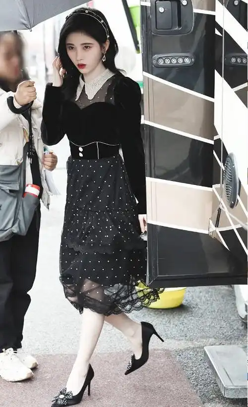 都知道鞠婧祎的身高不高,当她身穿一身黑色丝绒长裙,就算是脚踩高跟鞋