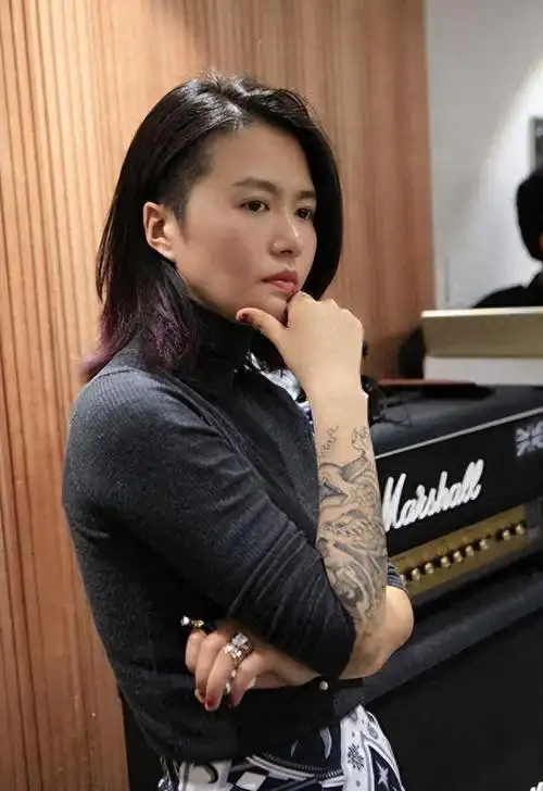 谭维维在外婆90岁生日宴上献唱,穿长袖却露出部分花臂!有点吓人