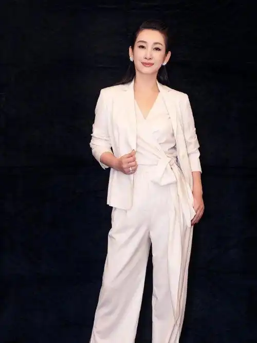 秦海璐43岁了还这么有气质穿驼色大衣配阔腿裤走路带风