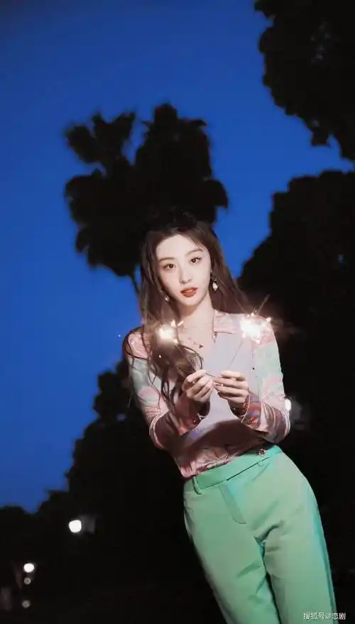 赵小棠日暮花火写真释出一身清爽糖果色穿搭