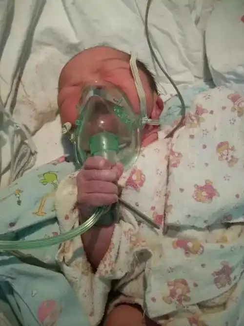 今天,这张初生婴儿吸氧的照片瞬间在朋友圈走红,宝宝的小手,不偏不倚