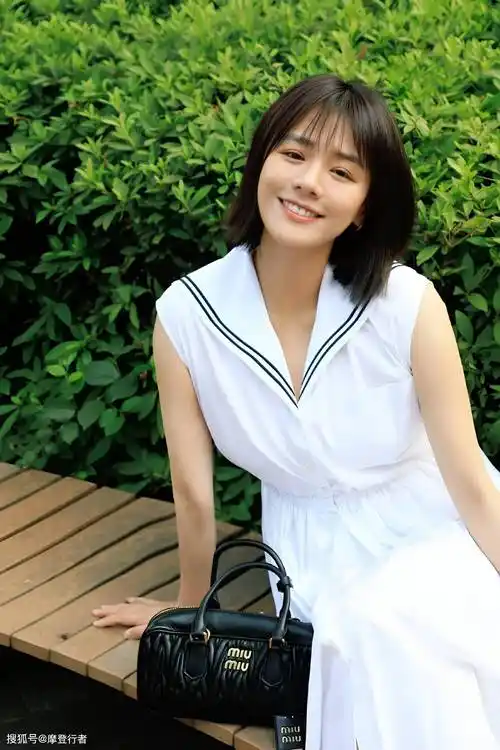 马思纯白色连衣裙夏日清新写真,简约造型活力满满_笑容_一面_感觉