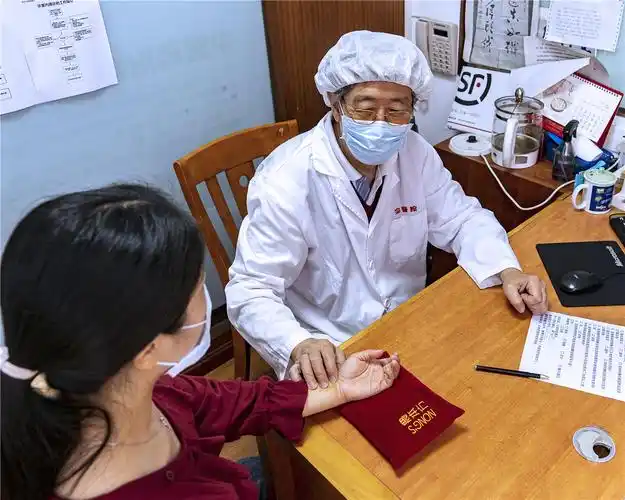 主诊医生细心地为患者看病.