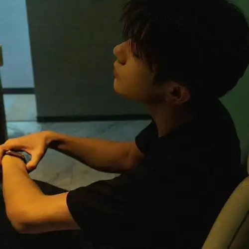 易烊千玺氛围感头像