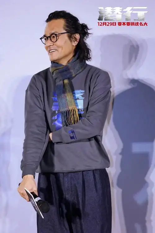 电影《潜行》发布刘德华林家栋"末路兄弟"版海报 青岛路演海风里刮来