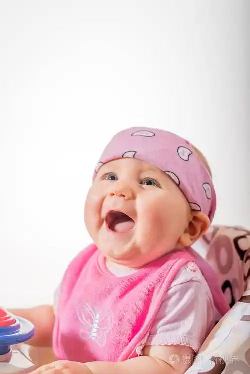 小可爱漂亮的女孩笑的很开心