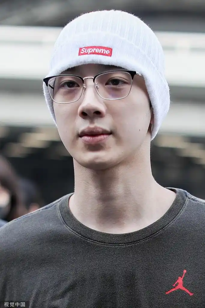 赖冠霖素颜现身机场牛奶肌肤元气满满