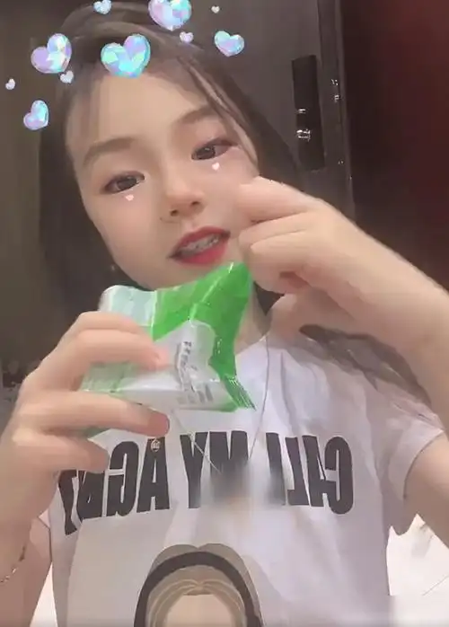 lucky近照曝光化妆后和戚薇越来越像虽是母女却更像姐妹