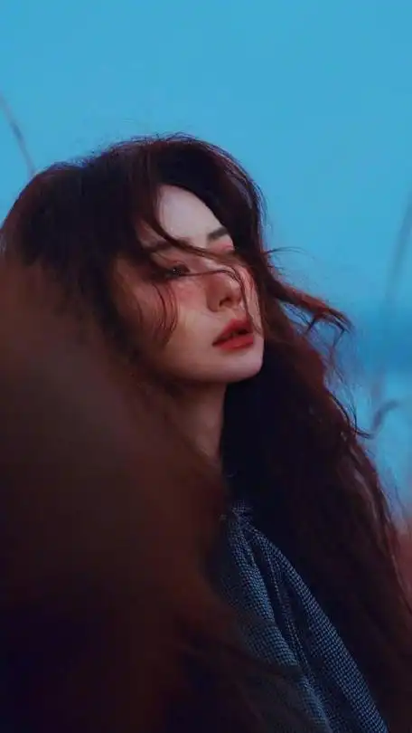 戚薇照片曝光氛围感十足