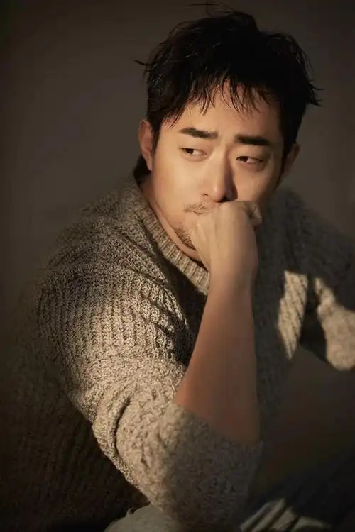 组图:胡子程最新大片释出 低头沉思凸显型男魅力