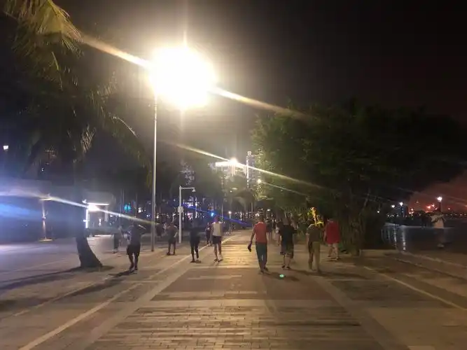 晚上好多人散步