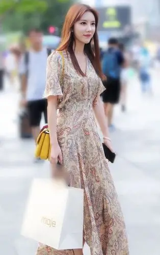 气质美女,穿一条花纹连衣裙,时尚又漂亮