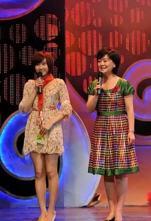 2010年,我听别人说,我爸再婚了,新老婆是名记者,叫杨迪,比我爸小了整