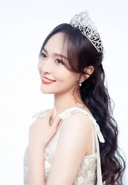 唐嫣穿公主裙出席活动,生图暴露真实身材,双腿修长没_