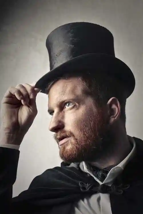 带高筒帽的男人