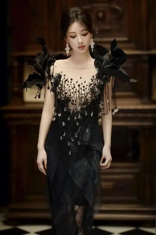 杨紫暗夜女王#杨紫 身着黑色订钻礼服,冷感妆容,尽释矜贵灵动气 ..