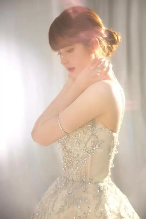 赵露思穿碎钻裙露美腿回眸甜笑梦幻唯美