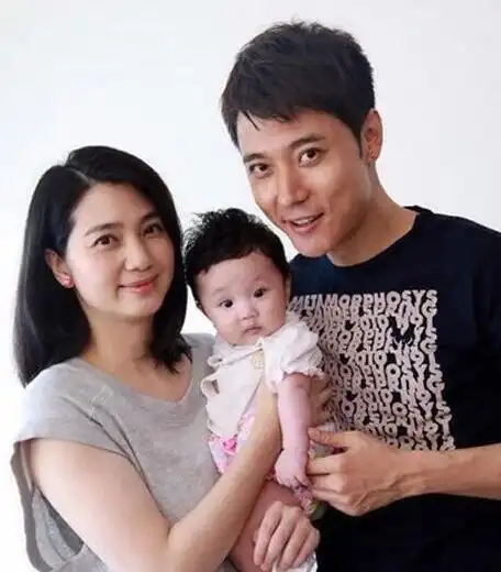 图曝洪欣三胎大肚子照小11岁老公晒女儿大眼萌照