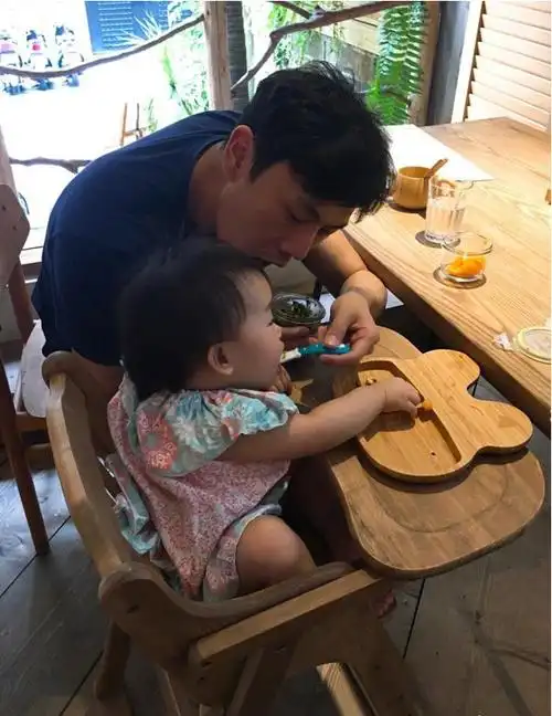 伊能静秦昊带小米粒出游米粒爸给女儿喂饭超有爱
