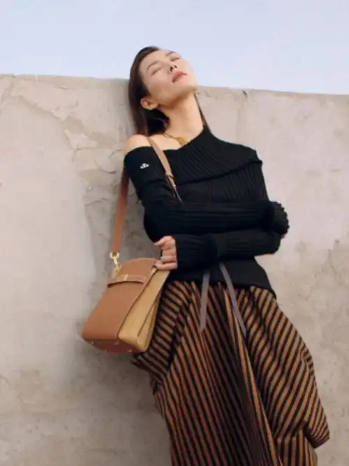 7715秋日柔光照映,沉浸曼妙意境#toryburch品牌代言人刘雯  演绎