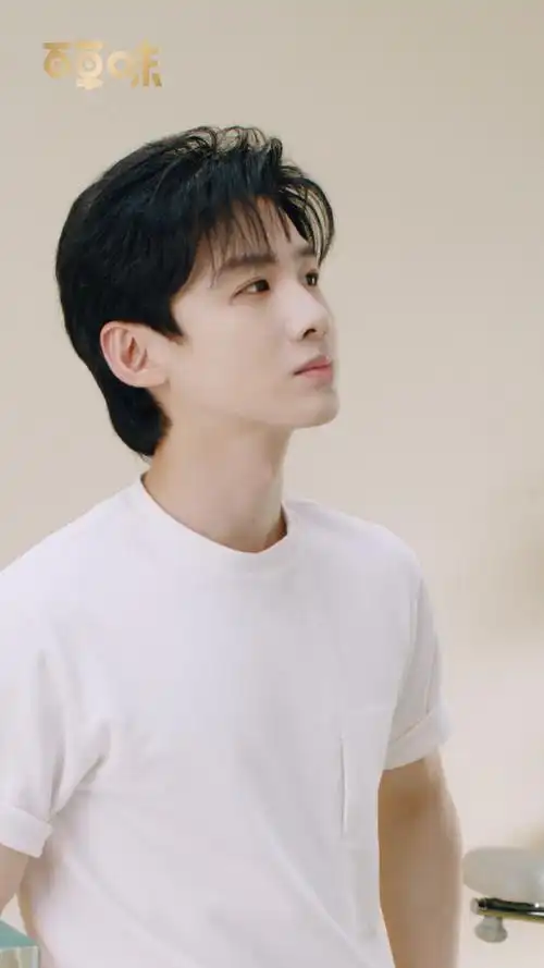 又见到运动男大白敬亭了,坚果扔进嘴里嘎嘣嘎嘣炫的也太香了吧,不管是