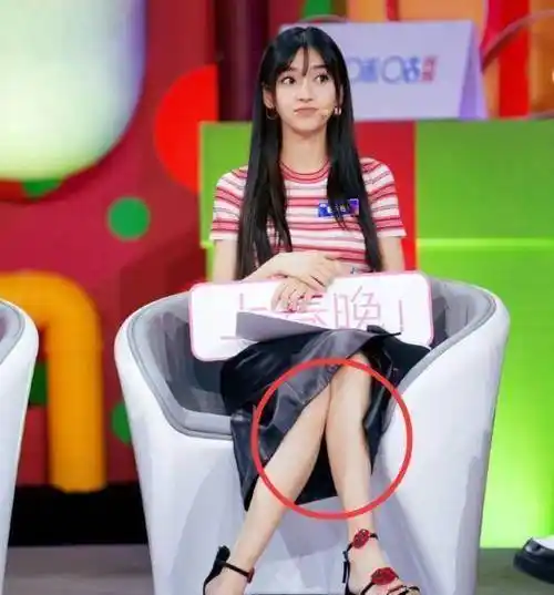 原创原创29岁的杨颖到底有多瘦双腿交叉呈v型坐姿太高级模仿不来