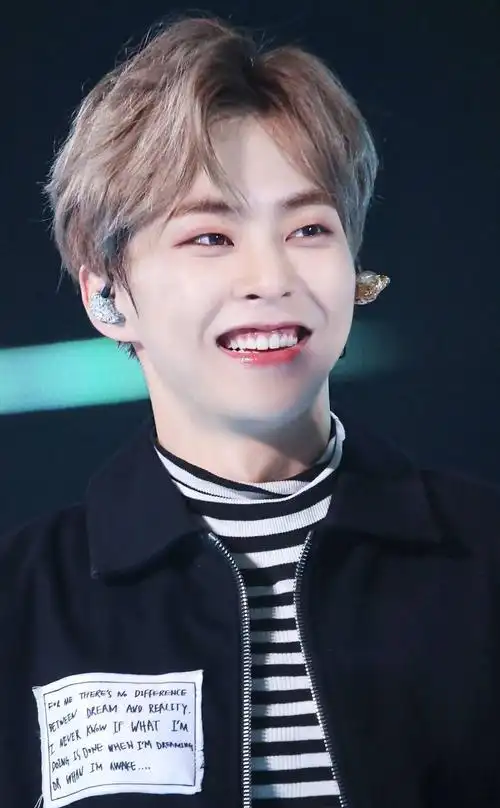 exo金珉锡画报公开了,真人秀也安排上了,网友:给哥打国际电话